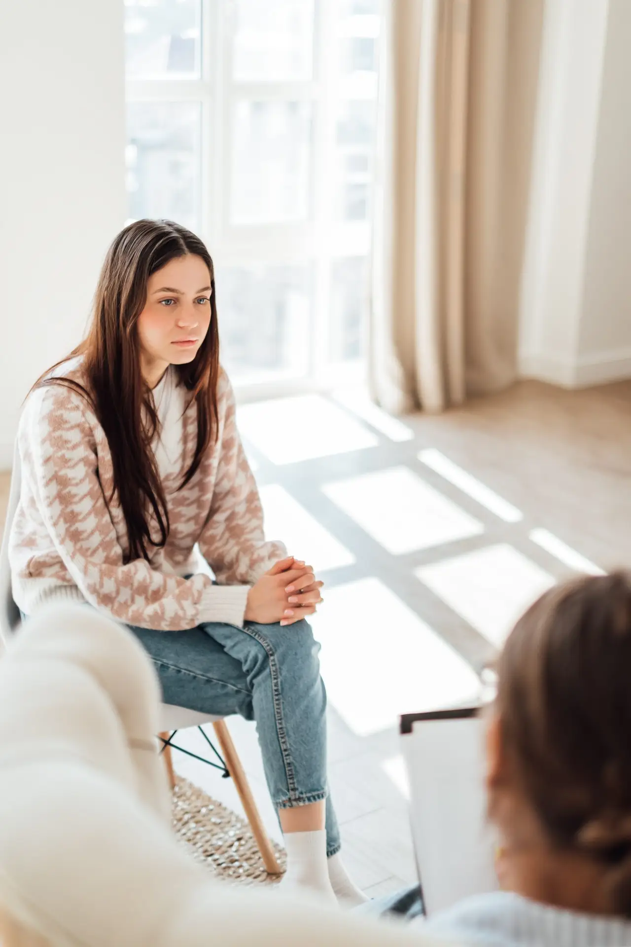 young-caucasian-woman-talking-with-ptsd-therapist